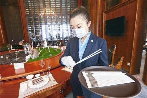 “公筷”引领“新食尚” 餐饮服务